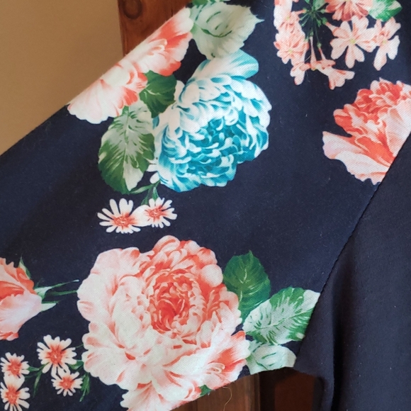 🌸 3/4 sleeve floral shirt - Picture 2 of 2